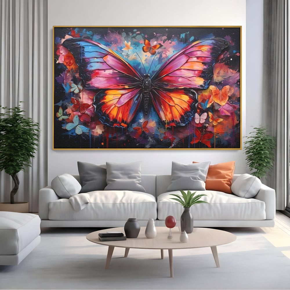 Tablou canvas cu tablou canvas cu fluture central multicolor, in rama de aluminiu auriu, pe perete intr-un living